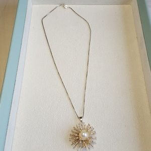 Necklace with pearl pendant